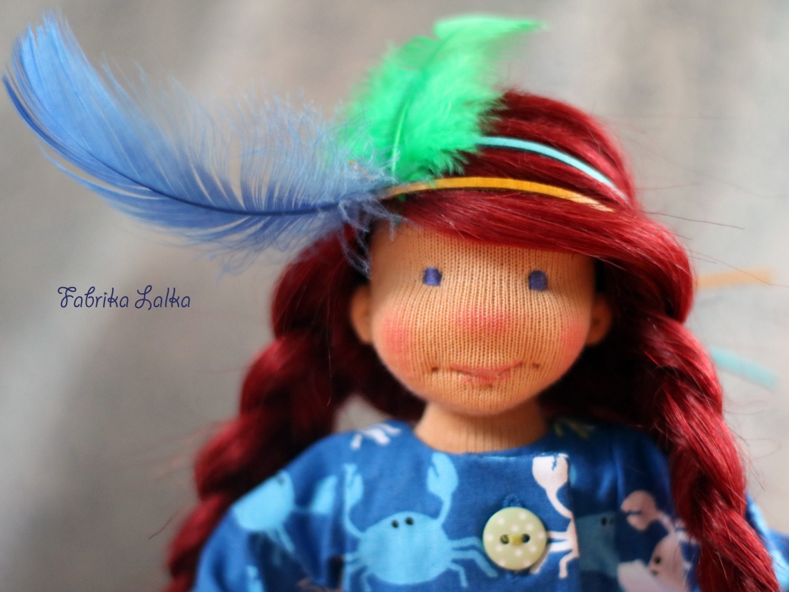 Karolinka z piórami we włosach, lalka inspirowana waldorfskimi
